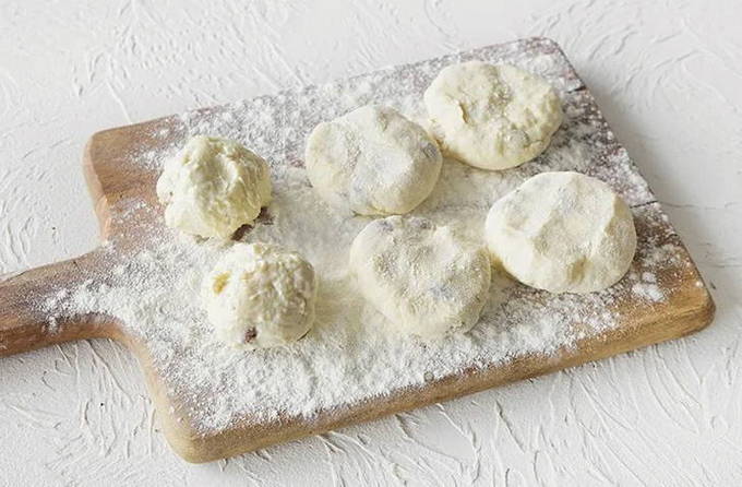 Сырники из творожной массы с изюмом на сковороде Сырники из творожной массы с изюмом на сковороде