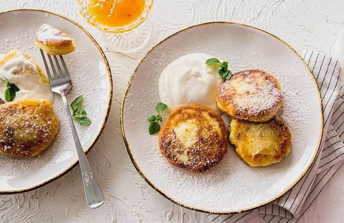 Сырники из творожной массы с изюмом на сковороде Сырники из творожной массы с изюмом на сковороде