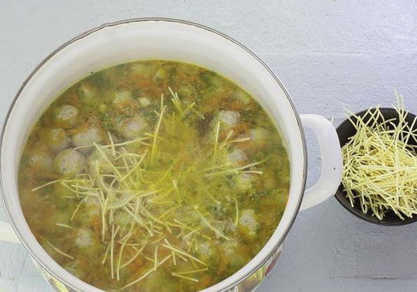 Суп с мясными фрикадельками и вермишелью Суп с мясными фрикадельками и вермишелью