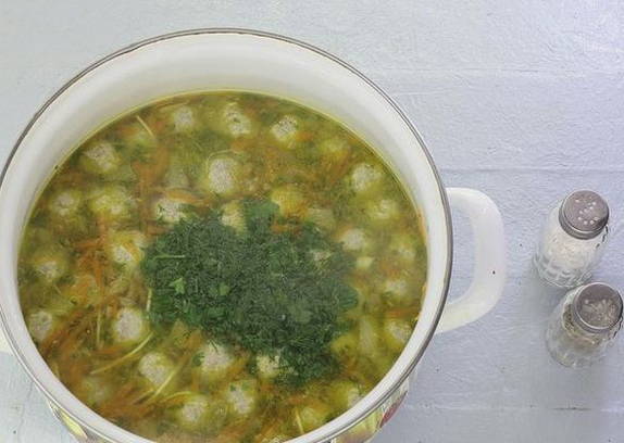 Суп с мясными фрикадельками и вермишелью Суп с мясными фрикадельками и вермишелью