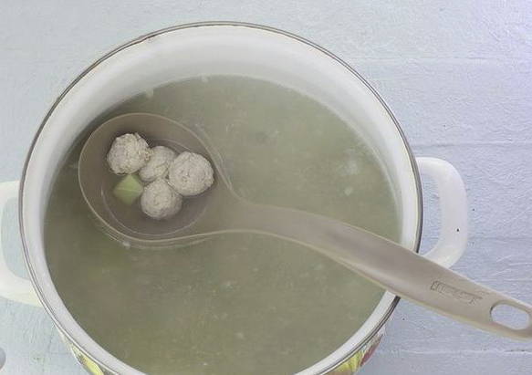 Суп с мясными фрикадельками и вермишелью Суп с мясными фрикадельками и вермишелью