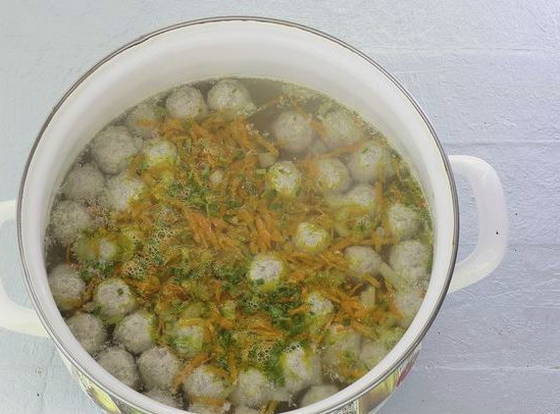 Суп с мясными фрикадельками и вермишелью Суп с мясными фрикадельками и вермишелью