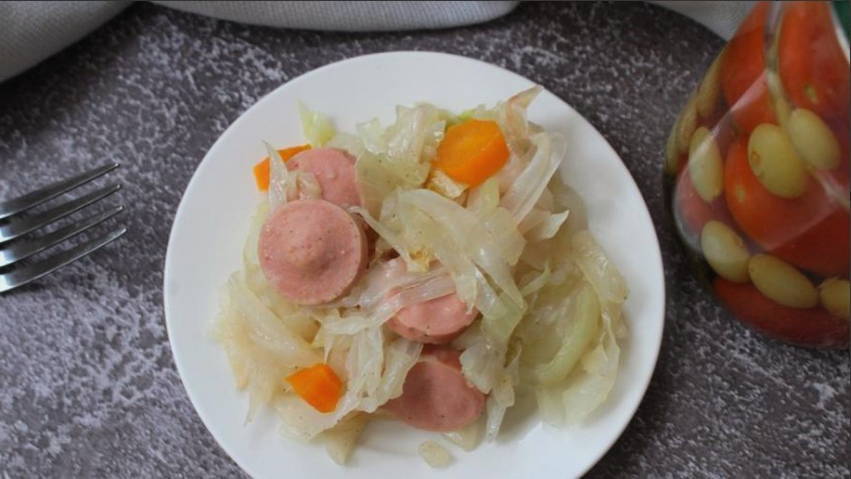 Тушеная капуста с сосисками в духовке