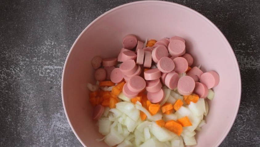 Тушеная капуста с сосисками в духовке