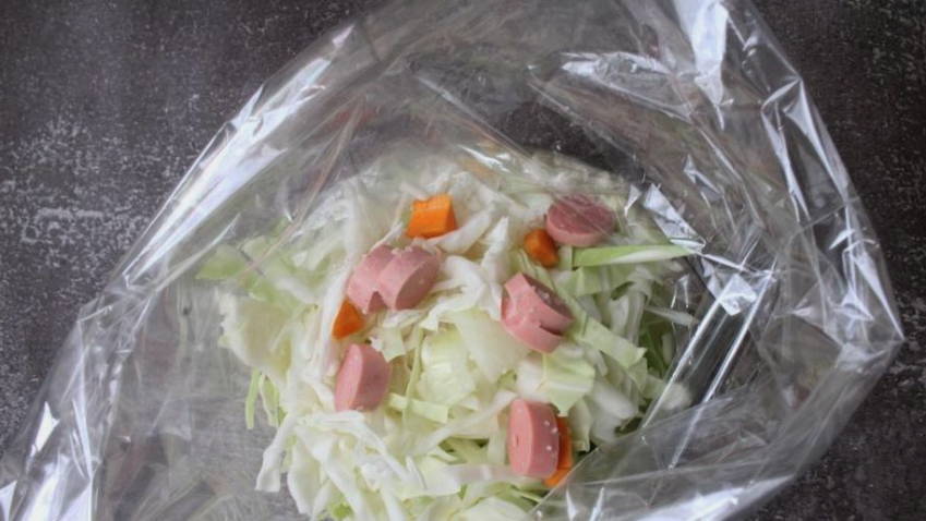 Тушеная капуста с сосисками в духовке