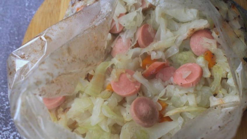 Тушеная капуста с сосисками в духовке