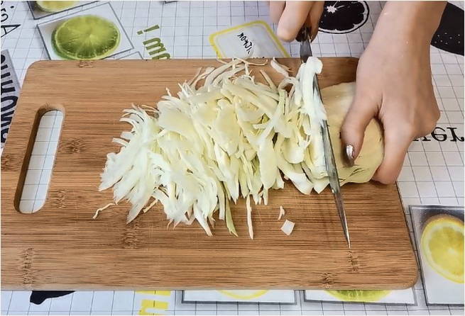 Тушеная капуста с грибами в духовке