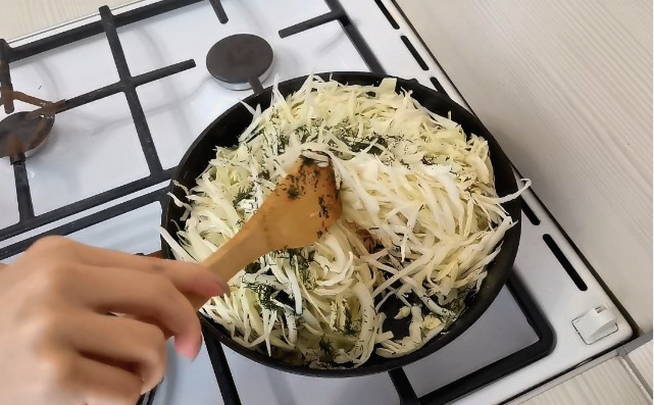 Тушеная капуста с грибами в духовке