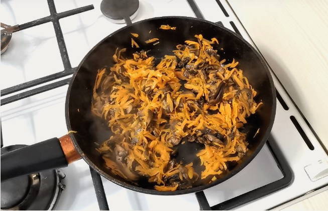 Тушеная капуста с грибами в духовке