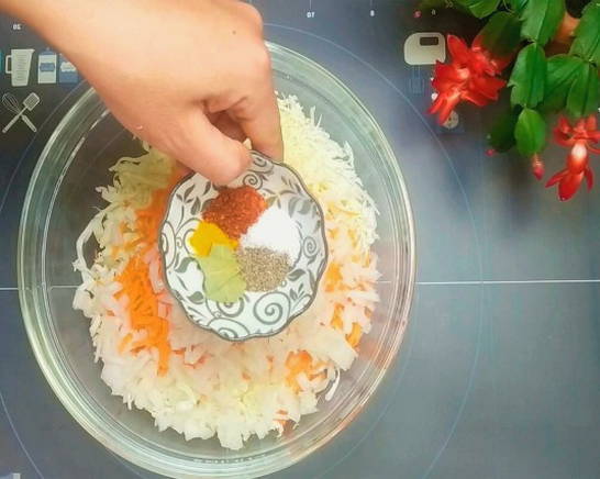 Тушеная капуста в горшочке в духовке