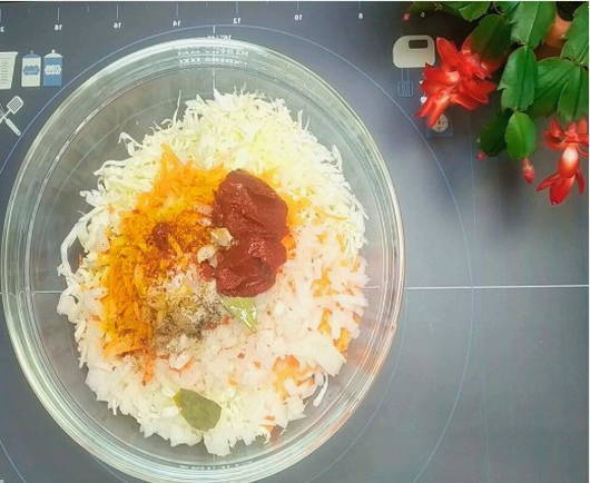 Тушеная капуста в горшочке в духовке