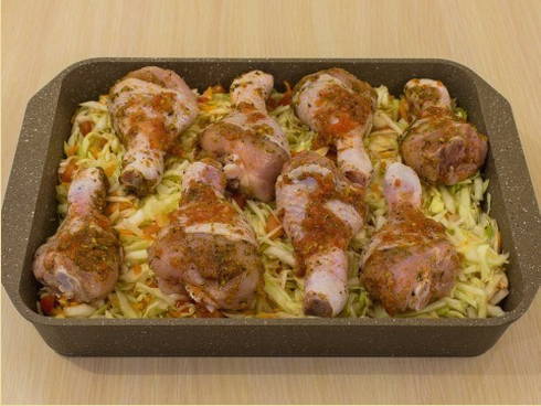 Тушеная капуста с курицей в духовке