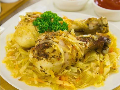 Тушеная капуста с курицей в духовке