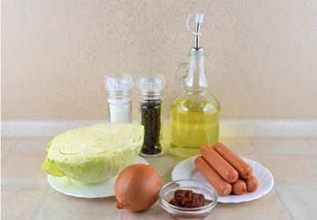 Тушеная капуста с сосисками в кастрюле