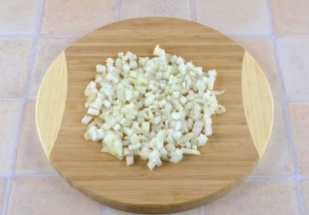Тушеная капуста с сосисками в кастрюле