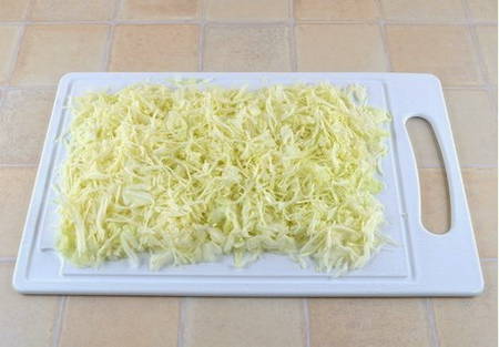 Тушеная капуста с сосисками в кастрюле