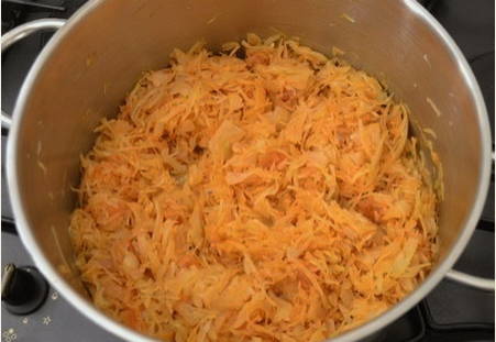 Тушеная капуста с сосисками в кастрюле
