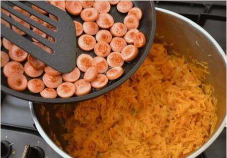 Тушеная капуста с сосисками в кастрюле