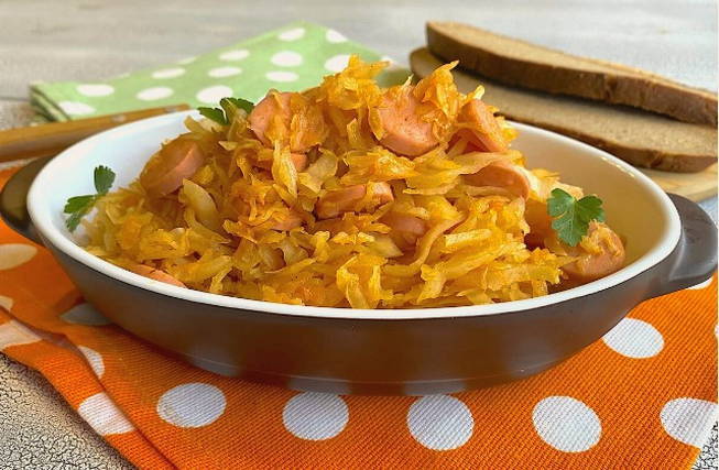 Тушеная капуста с сосисками в казане