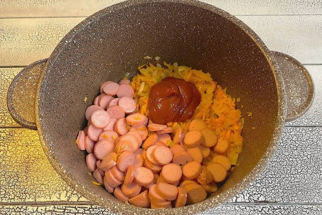 Тушеная капуста с сосисками в казане