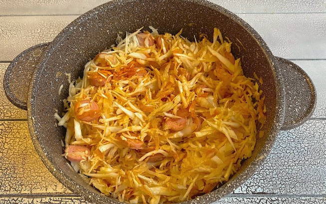 Тушеная капуста с сосисками в казане