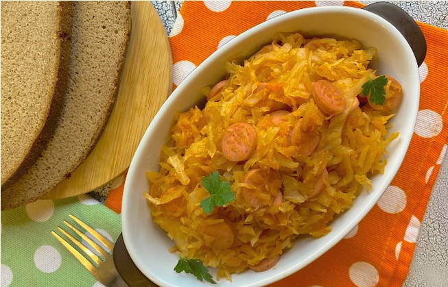 Тушеная капуста с сосисками в казане