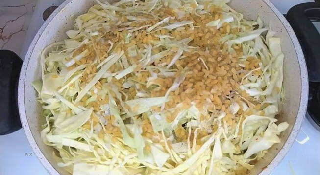 Тушеная капуста с фаршем в казане