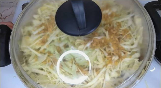 Тушеная капуста с фаршем в казане