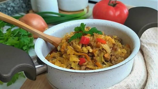 Тушеная капуста с фаршем в казане