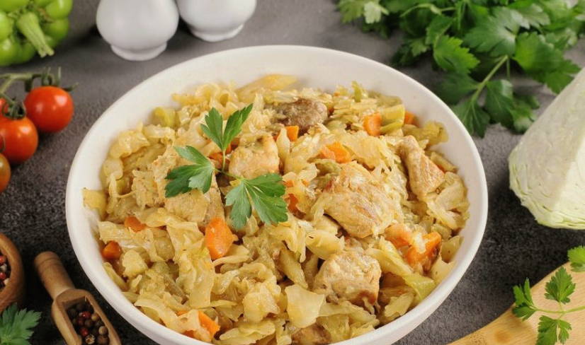 Тушеная капуста с мясом в кастрюле