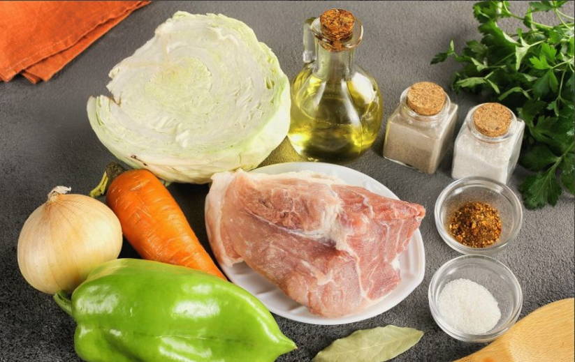 Тушеная капуста с мясом в кастрюле