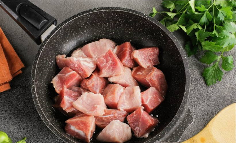 Тушеная капуста с мясом в кастрюле