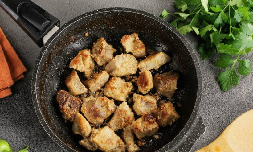 Тушеная капуста с мясом в кастрюле