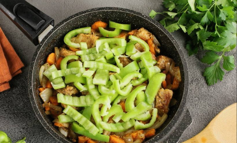 Тушеная капуста с мясом в кастрюле
