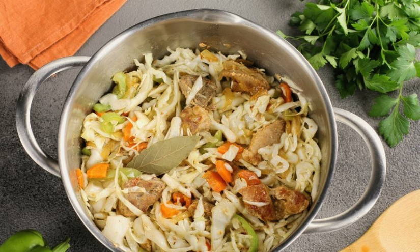 Тушеная капуста с мясом в кастрюле