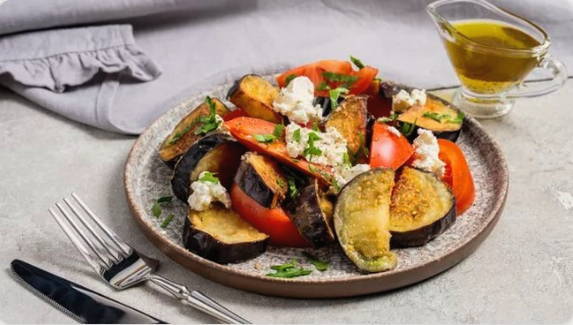 Салат с хрустящими баклажанами и сыром