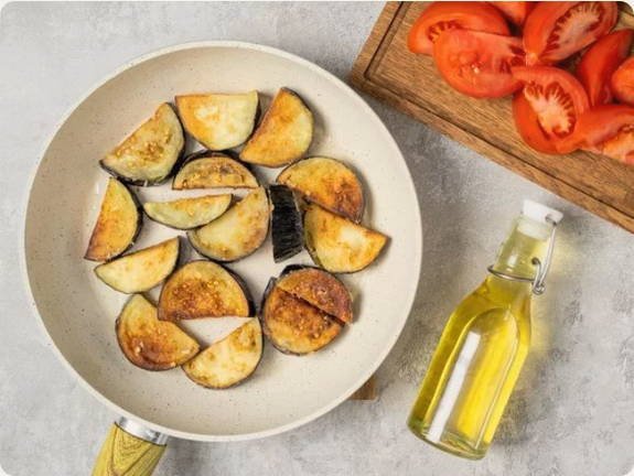 Салат с хрустящими баклажанами и сыром