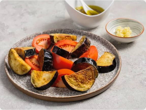 Салат с хрустящими баклажанами и сыром