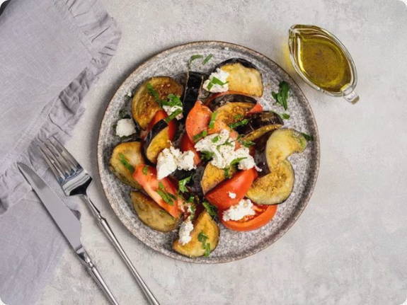 Салат с хрустящими баклажанами и сыром