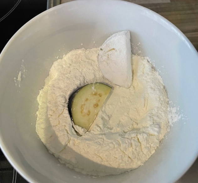 Салат с хрустящими баклажанами и сливочным сыром, как в ресторане