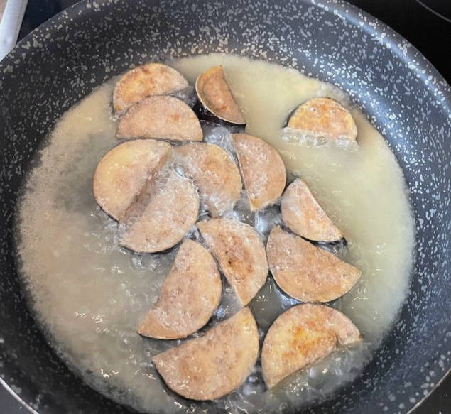 Салат с хрустящими баклажанами и сливочным сыром, как в ресторане