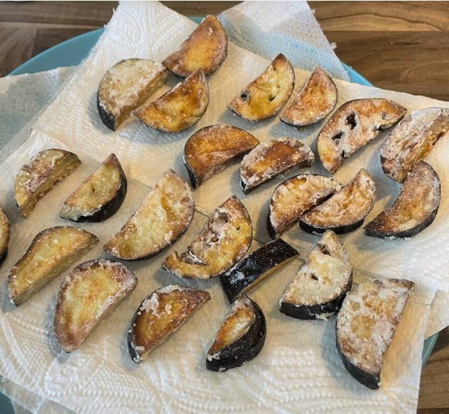Салат с хрустящими баклажанами и сливочным сыром, как в ресторане
