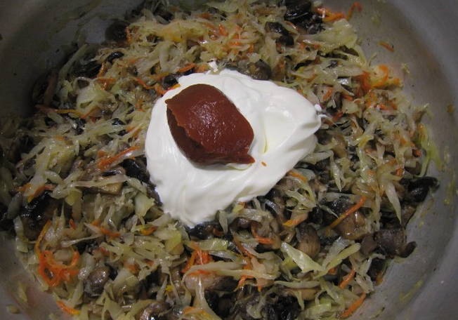 Тушеная капуста с грибами на сковороде