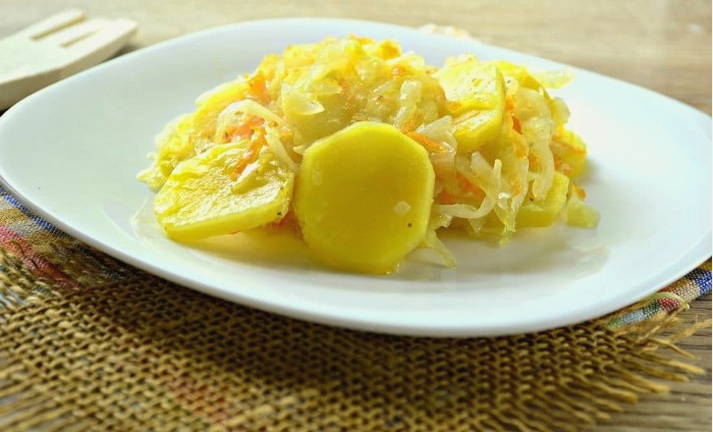 Тушеная капуста с картошкой на сковороде