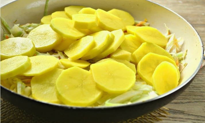 Тушеная капуста с картошкой на сковороде Тушеная капуста с картошкой на сковороде