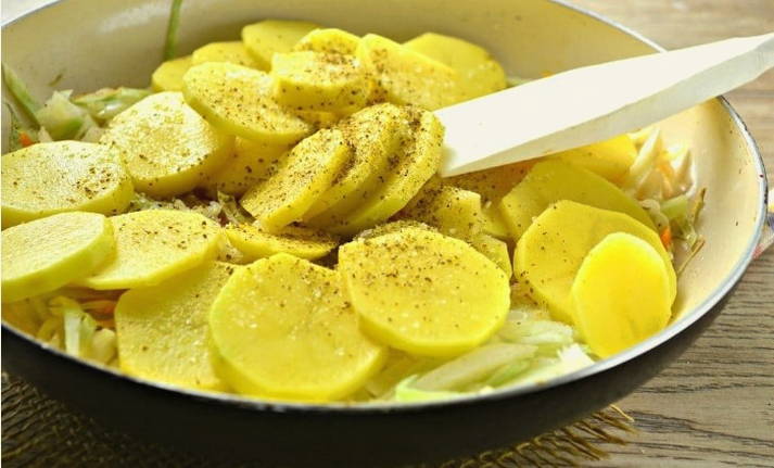 Тушеная капуста с картошкой на сковороде Тушеная капуста с картошкой на сковороде