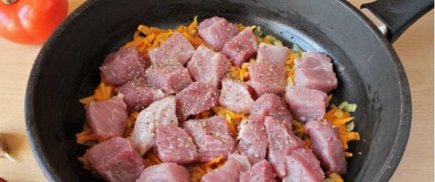 Тушеная капуста с мясом на сковороде