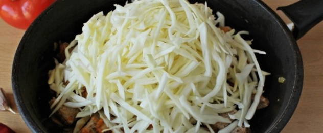 Тушеная капуста с мясом на сковороде