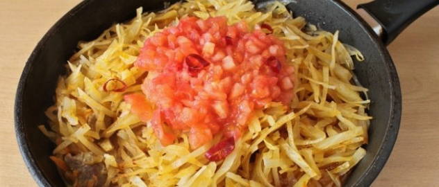 Тушеная капуста с мясом на сковороде