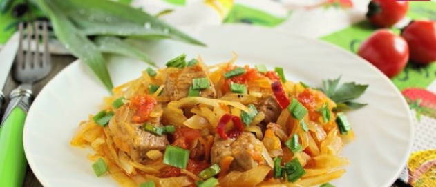 Тушеная капуста с мясом на сковороде